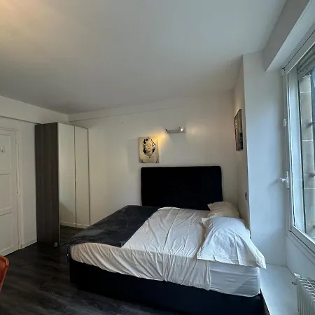 Beautiful Eiffel Tower Apartament