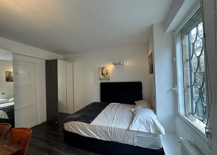 Beautiful Eiffel Tower Apartment