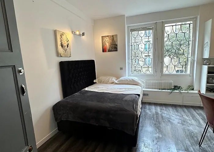 Beautiful Eiffel Tower Apartment *