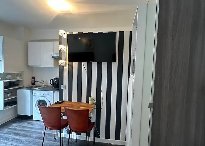 Beautiful Eiffel Tower Apartment Paris